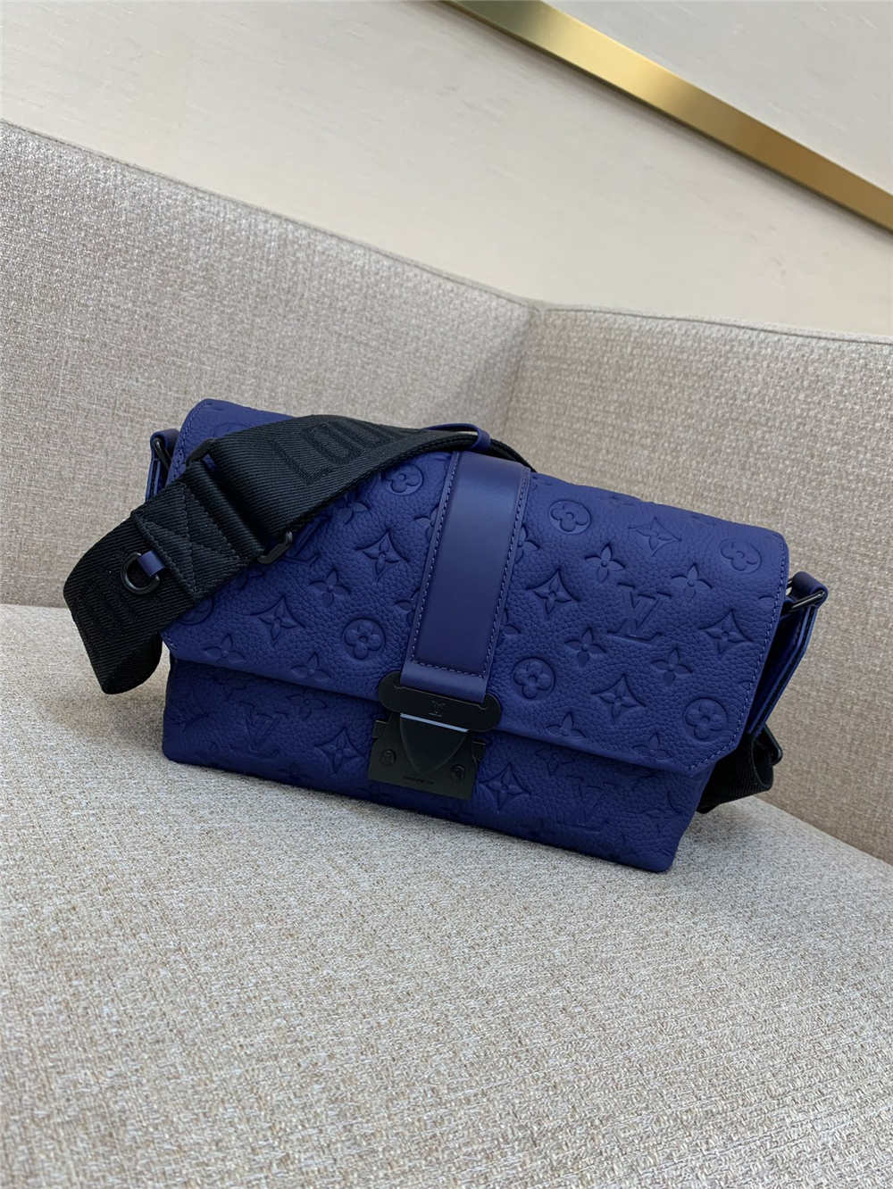 Louis Vuitton S-CAPE M11692   size：28x16x10cm 2025 new 